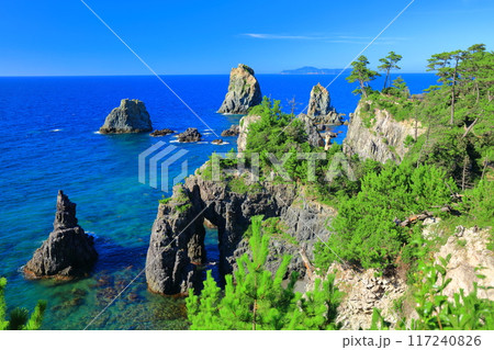 【山口県】快晴の青海島の海上アルプス(象の鼻) 【山口県】快晴の青海島の海上アルプス(象の鼻) 117240826