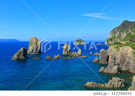 【山口県】快晴の青海島の海上アルプス 【山口県】快晴の青海島の海上アルプス 117240833