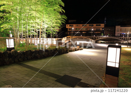 【山口県】長門湯本温泉の恩湯広場の夜景（礼湯泉源） 117241220