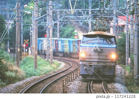 早朝の東海道本線を走る貨物列車 117241228