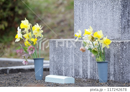 お墓の墓石 仏花 お墓の墓石 仏花 117242678