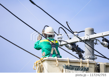 電気工事 送配電電線工事高所作業工事中 電気工事 送配電電線工事高所作業工事中 117242703