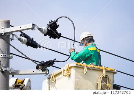 電気工事 送配電電線工事高所作業工事中 電気工事 送配電電線工事高所作業工事中 117242706