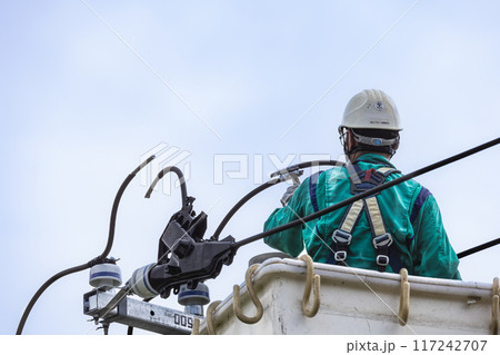 電気工事　送配電電線工事高所作業工事中 117242707