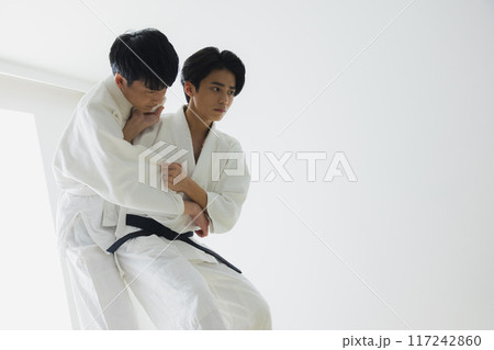 道着の男性 道着の男性 117242860