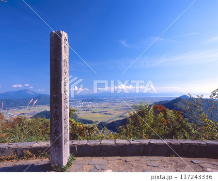 賤ヶ岳山頂、「史跡」七本槍古戦場(賤ヶ岳の戦い合戦場跡)より伊吹山、琵琶湖をパノラマ展望 賤ヶ岳山頂、「史跡」七本槍古戦場(賤ヶ岳の戦い合戦場跡)より伊吹山、琵琶湖をパノラマ展望 117243336