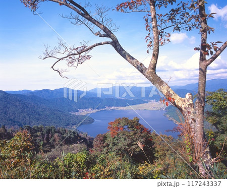 賤ヶ岳山頂（賤ヶ岳の戦い合戦場跡）より余呉湖をパノラマ展望「琵琶湖国定公園」「琵琶湖八景」 117243337