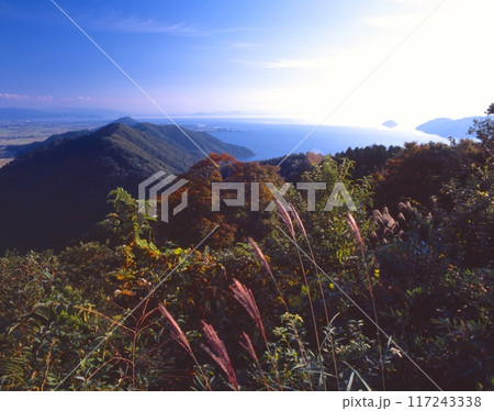 賤ヶ岳山頂（賤ヶ岳の戦い合戦場跡）より長浜、竹生島、琵琶湖をパノラマ展望「琵琶湖国定公園」 117243338