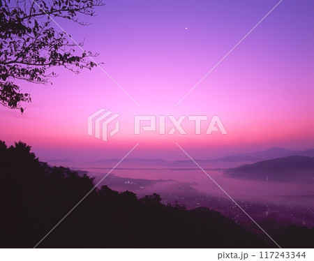 「日本三景」天橋立、一字観と幻想的な朝焼けの雲海と有明の月/板列展望台より 「日本三景」天橋立、一字観と幻想的な朝焼けの雲海と有明の月/板列展望台より 117243344