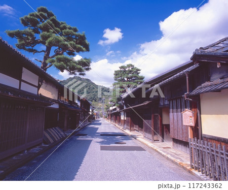 近江八幡、新町通り（近江商人の商家の町並み）/森五郎兵衛邸付近「国指定重要伝統的建造物群保存地区」 117243362