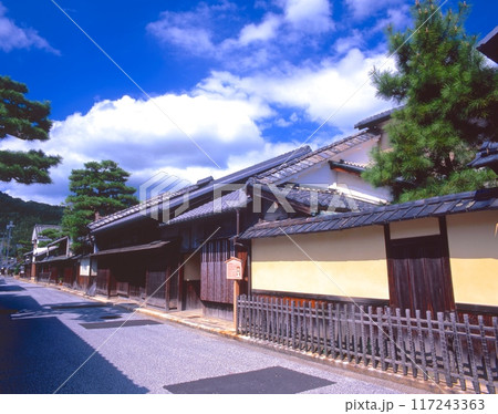 近江八幡、新町通り(近江商人の商家の町並み)/森五郎兵衛邸付近「国指定重要伝統的建造物群保存地区」 近江八幡、新町通り(近江商人の商家の町並み)/森五郎兵衛邸付近「国指定重要伝統的建造物群保存地区」 117243363