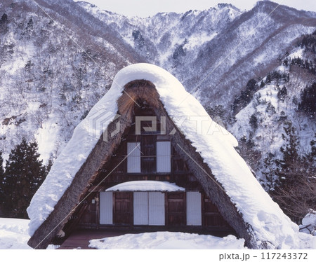 「世界文化遺産」五箇山、菅沼合掌造り集落の雪景色/「国指定重要伝統的建造物群保存地区」 117243372