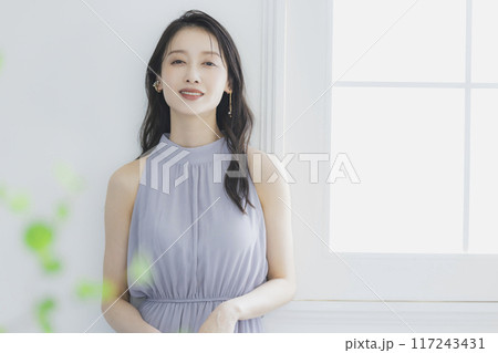 クールな女性 117243431