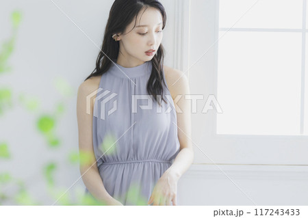 クールな女性 117243433