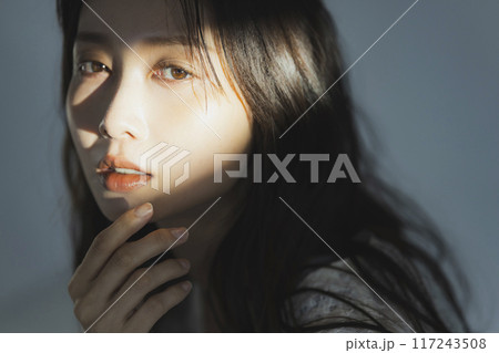 クールな女性 117243508
