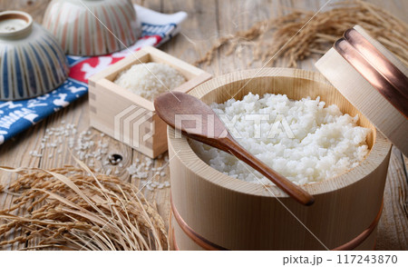 お櫃に入れた炊きたてのご飯 (古板背景) お櫃に入れた炊きたてのご飯 (古板背景) 117243870