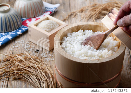 お櫃に入れた炊きたてのご飯 (古板背景) お櫃に入れた炊きたてのご飯 (古板背景) 117243871