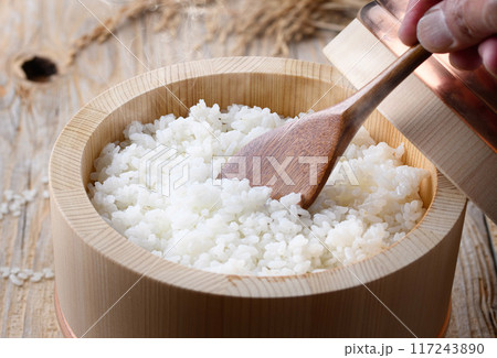 お櫃に入れた炊きたてのご飯 (古板背景) お櫃に入れた炊きたてのご飯 (古板背景) 117243890