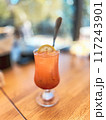 テーブルの上の冷たい飲み物 117243901