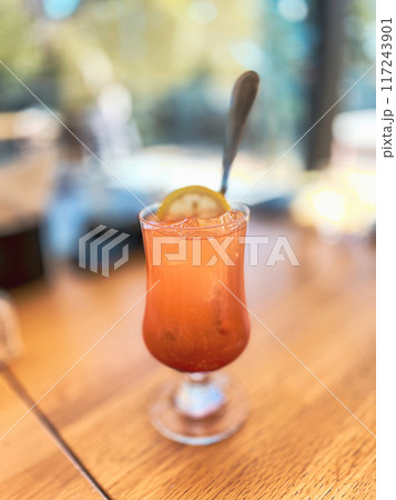テーブルの上の冷たい飲み物 117243901