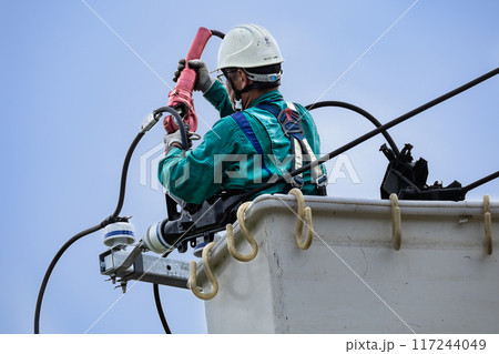 電気工事 送配電電線工事高所作業工事中 電気工事 送配電電線工事高所作業工事中 117244049