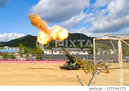 陸上自衛隊の155mm榴弾砲 FH-70の発砲の瞬間 陸上自衛隊の155mm榴弾砲 FH-70の発砲の瞬間 117244175