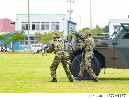 訓練展示に参加する陸上自衛隊員 訓練展示に参加する陸上自衛隊員 117244177