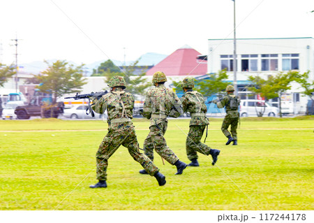 訓練展示に参加する陸上自衛隊員 117244178