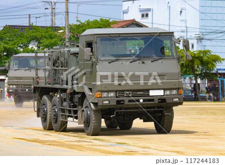 散水する陸上自衛隊の除染車 散水する陸上自衛隊の除染車 117244183