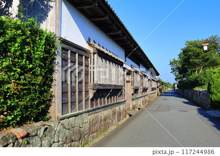 【山口県】晴天の萩城下町（旧繁家長屋門） 117244986