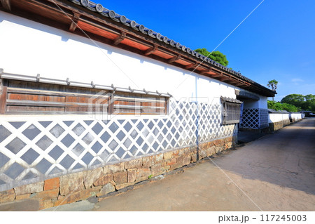 【山口県】晴天の萩城下町（旧萩藩江戸藩邸移築門） 117245003