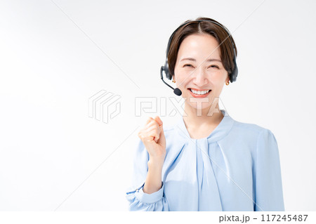 ヘッドセットをつけた女性　ガッツポーズ 117245487