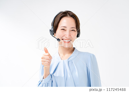 ヘッドセットをつけた女性　サムズアップ 117245488