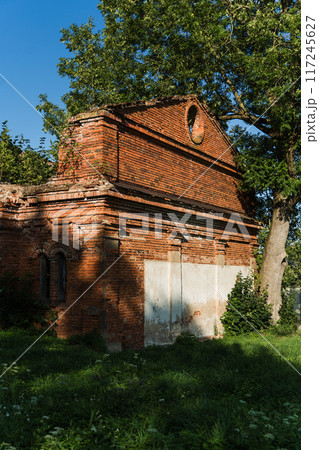 A ruined red brick stable. The Kostrovitsky manor house. 19th century buildings 117245627