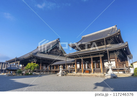 京都 本山興正寺 御影堂(左)と阿弥陀堂(右) 京都 本山興正寺 御影堂(左)と阿弥陀堂(右) 117246376