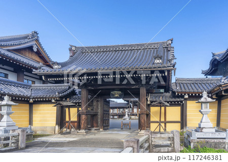 京都　本山興正寺　阿弥陀堂門 117246381