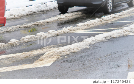 溶けてシャーベット状になった道路の雪 溶けてシャーベット状になった道路の雪 117246428