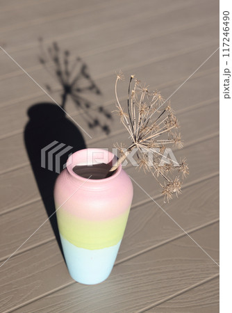 Dried decorative umbellate flowers in a ceramic vase close up. Floral background. Dried decorative umbellate flowers in a ceramic vase close up. Floral background. 117246490