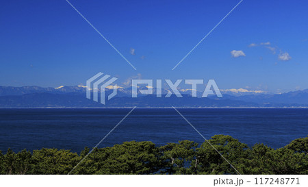 駿河湾越しに望む冠雪した富士山の山 駿河湾越しに望む冠雪した富士山の山 117248771