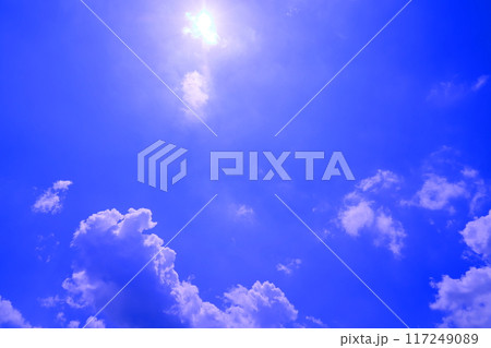 太陽のある爽やかな青空(背景素材) 太陽のある爽やかな青空(背景素材) 117249089