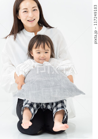 親子 母 娘 座る 親子 母 娘 座る 117249183