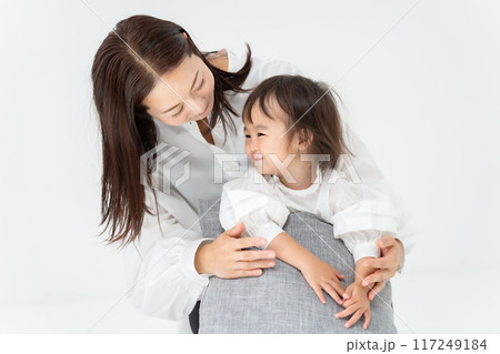 親子 母 娘 座る 親子 母 娘 座る 117249184