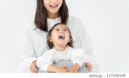 親子 母 娘 座る 親子 母 娘 座る 117249186