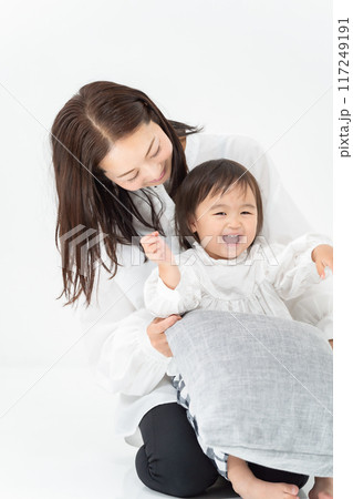 親子　母　娘　座る 117249191