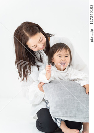 親子 母 娘 座る 親子 母 娘 座る 117249192