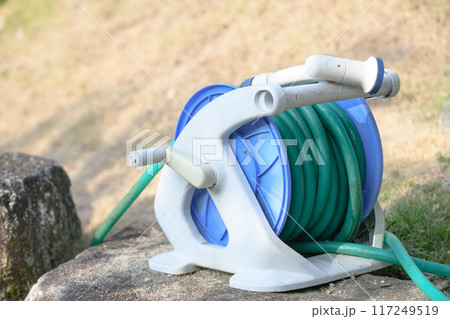 収納された園芸用のホースとホースリール 117249519