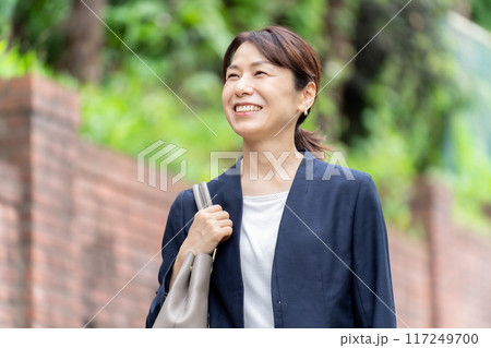 笑顔で歩くビジネスウーマン 117249700