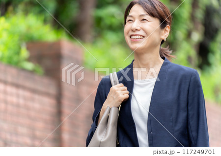 笑顔で歩くビジネスウーマン 117249701