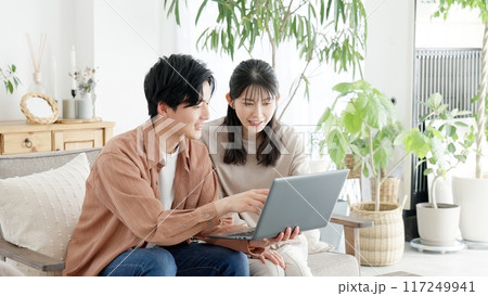 不動産サイトや旅行サイトを見るカップル 117249941