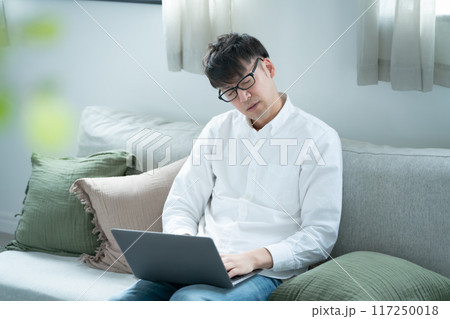 ミドル男性　パニック　悩む 117250018